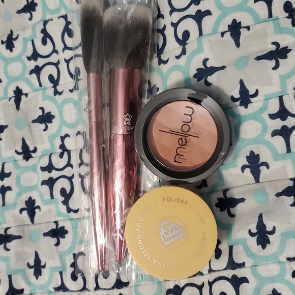 Setting power & mellow Blush with set of R&L moda brushes 💕 - Picture 1 of 2